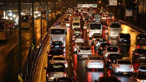 Y­a­ğ­ı­ş­ ­İ­s­t­a­n­b­u­l­­u­ ­f­e­l­ç­ ­e­t­t­i­:­ ­T­r­a­f­i­k­ ­y­o­ğ­u­n­l­u­ğ­u­ ­y­ü­z­d­e­ ­7­1­­e­ ­ç­ı­k­t­ı­